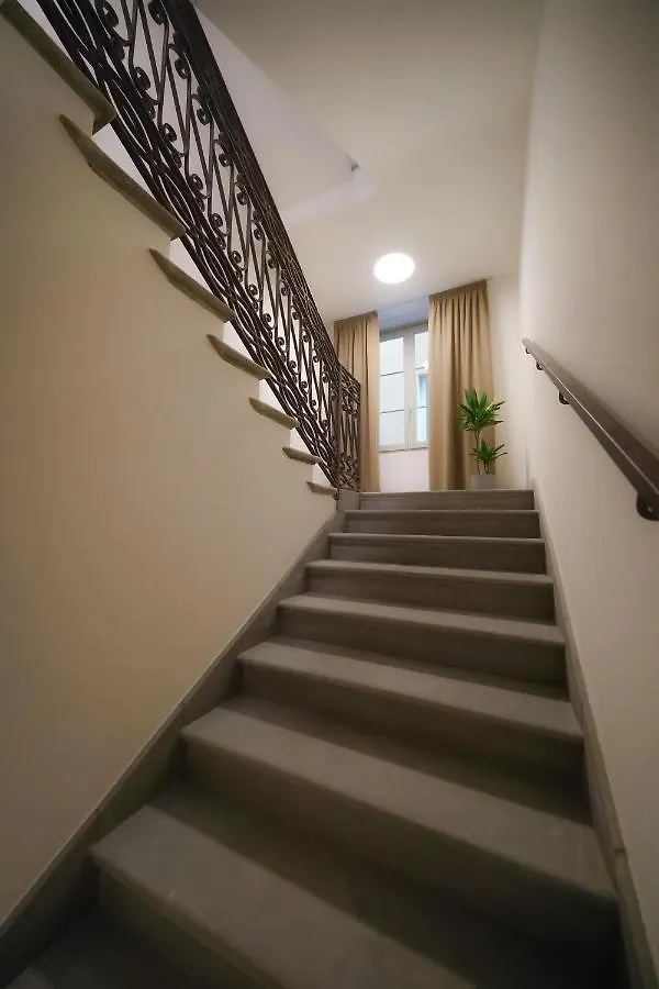 Bergamo Inn 15 5*,
